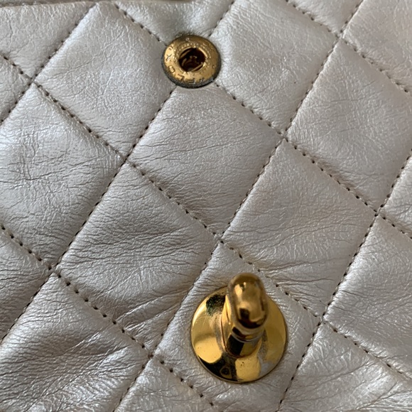 CHANEL classic flap Made In France iridescent pearl white leather gold hardware - Picture 9 of 16